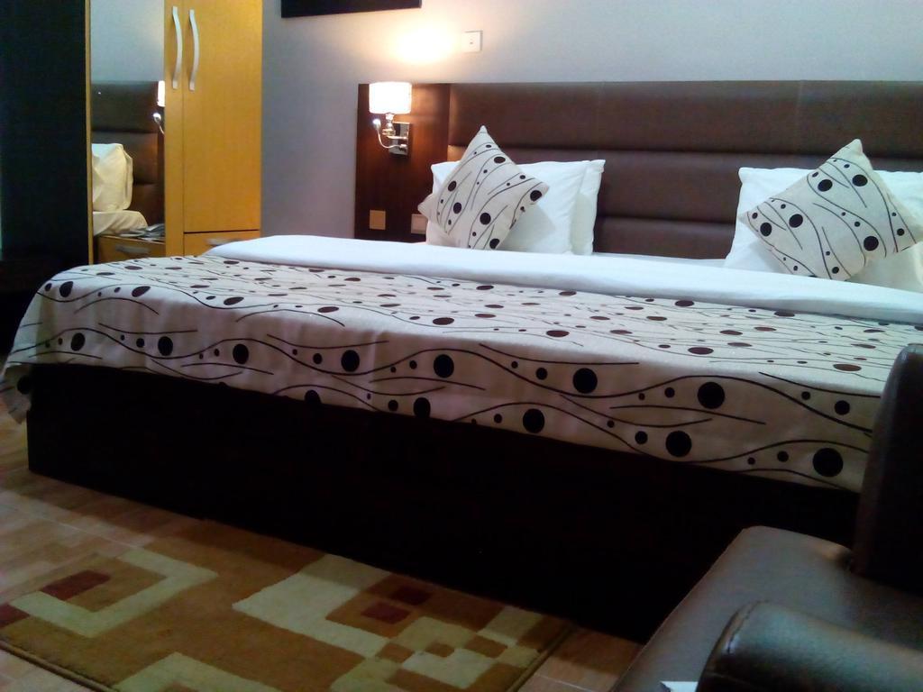 Downtown Royal Hotel Икея Экстерьер фото